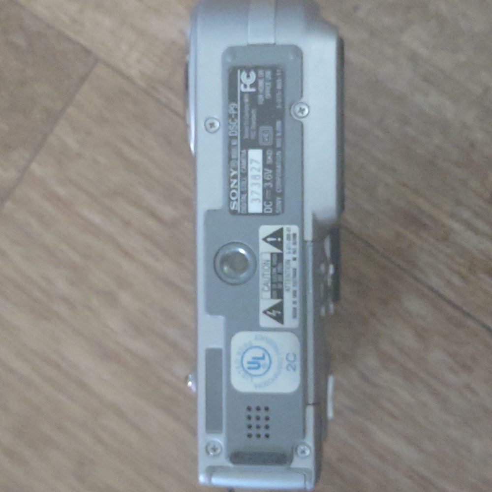 Sony DSC-P9 digital still camera. 4.0 MP - Picture 5 of 12